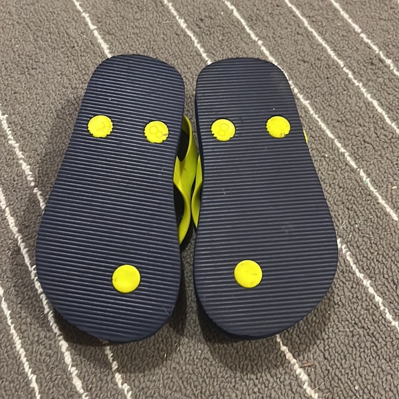 🦈 Old Navy Shark Flip Flops🦈 - Picture 2 of 4